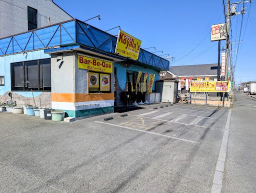 コヤラズの外観。黄色い看板が目印